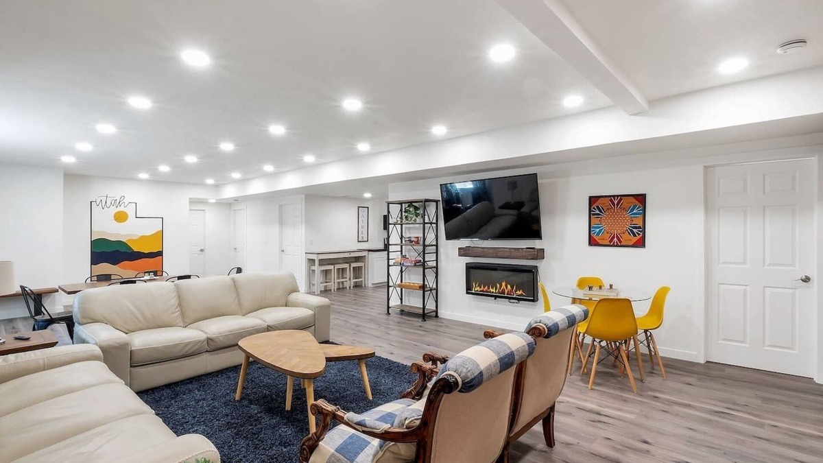 Lakeview House | Your Cozy Getaway: Wake Up to Waffles & Comfort!
