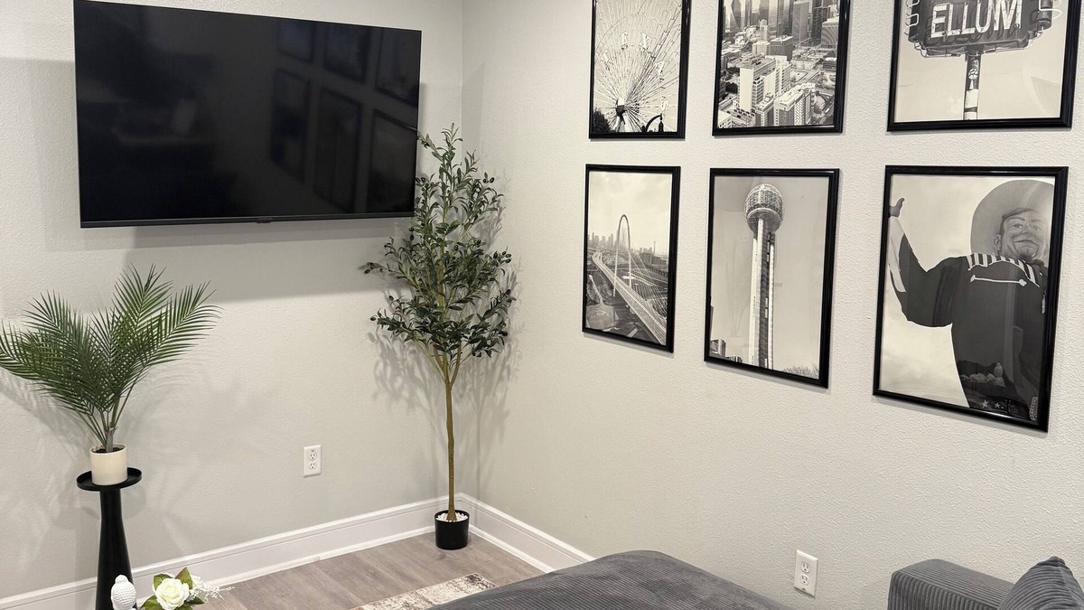 Old East Dallas Apartment | Your Downtown Dallas Escape: Cozy 1BDR 1BA Steps from Attractions!