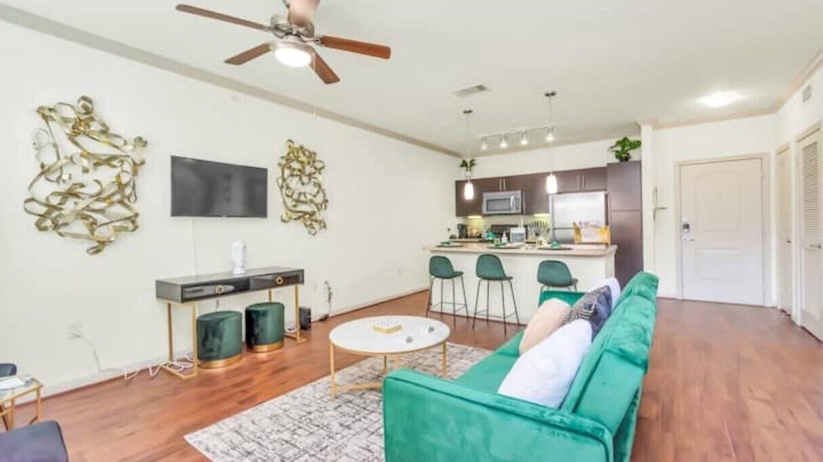 South Main Apartment | Your Emerald Luxury Escape-King Suite/MED/NRG/DTWN