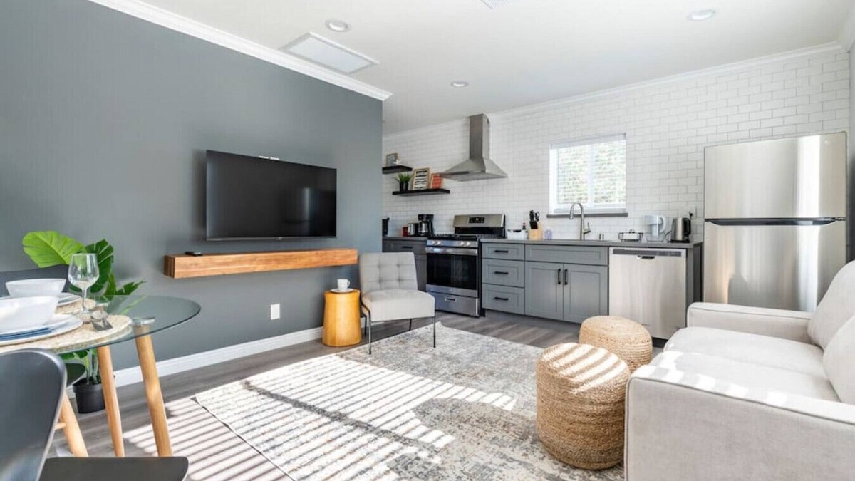 South San Gabriel House | Your Enchanting Studio Retreat: Perfect for Solo Adventurers and Couples, Unwind in Luxury with a King Bed, Gourmet Kitchen, Free Laundry Perks, and Lightning-Fast Internet for Ultimate Entertainment.