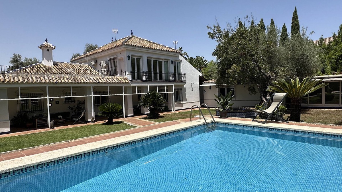 Mairena del Aljarafe Villa | Your family pool 15 minutes from the center of Seville