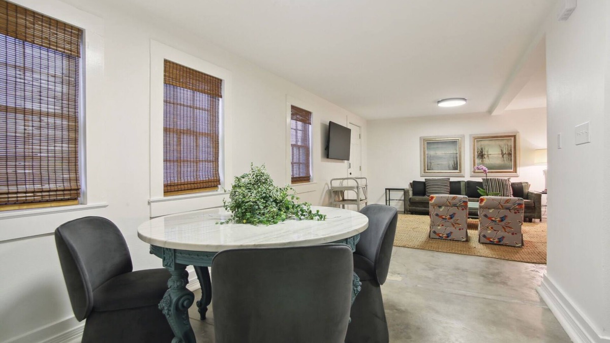 Faubourg Delassize Apartment | Your Garden District hideaway, steps to the St. Charles streetcar