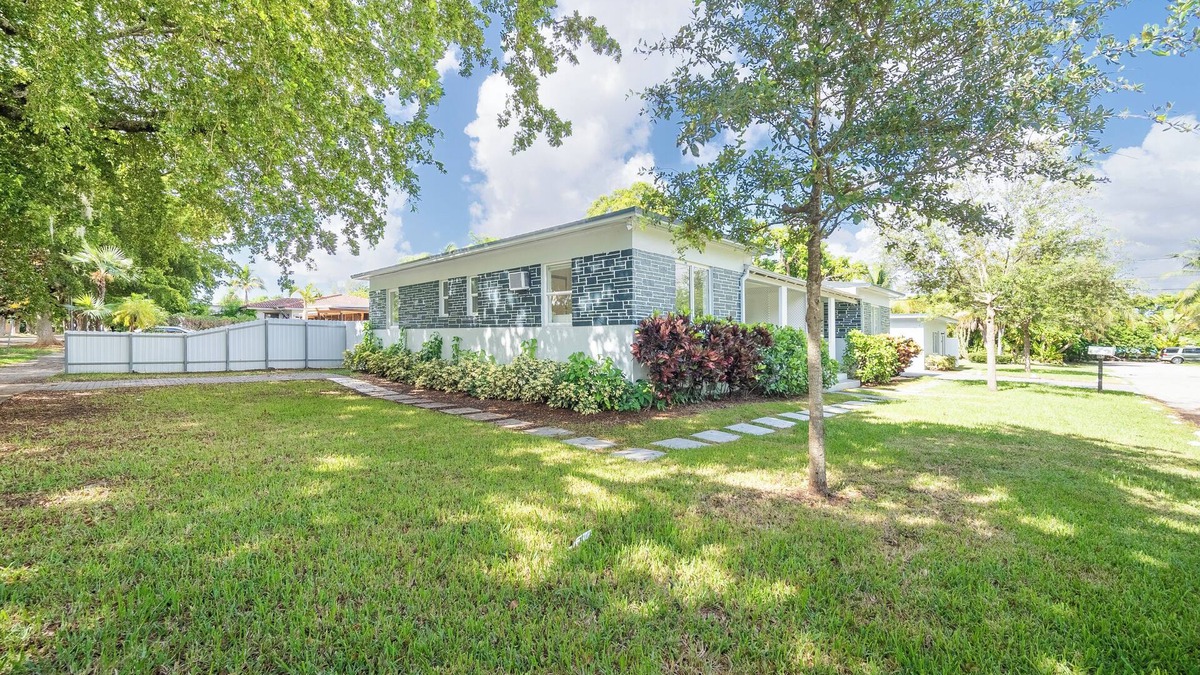 Parkside House | Your Hollywood Hideaway! Central Location 2BR Home