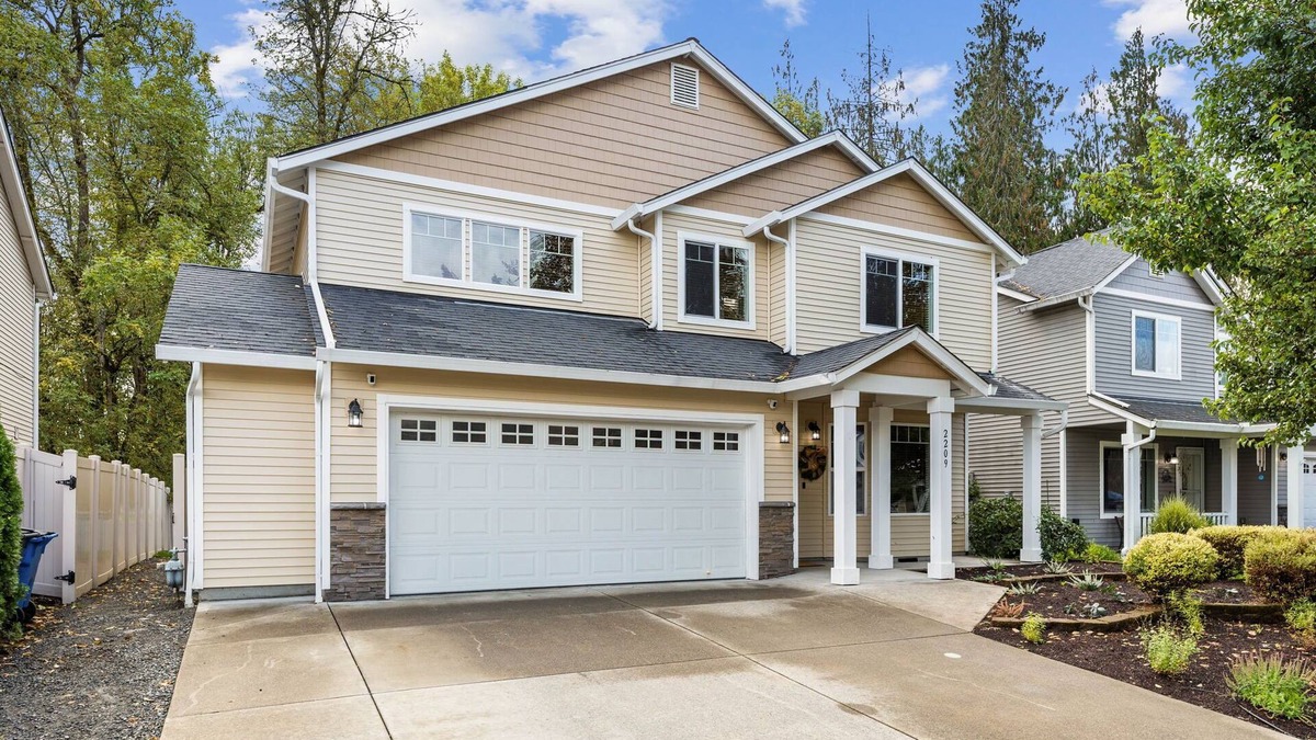 Battle Ground House | Your home away from home.recently renovated, sleeps 9-10!