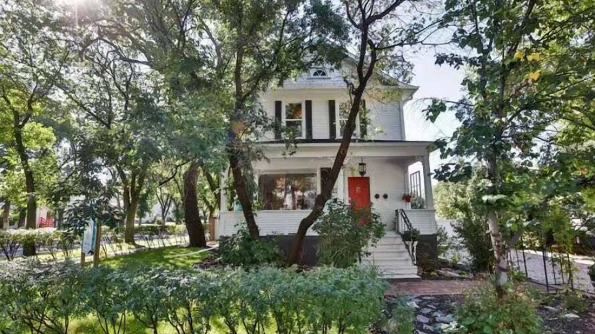 South Lethbridge House | Your Home Away from Home