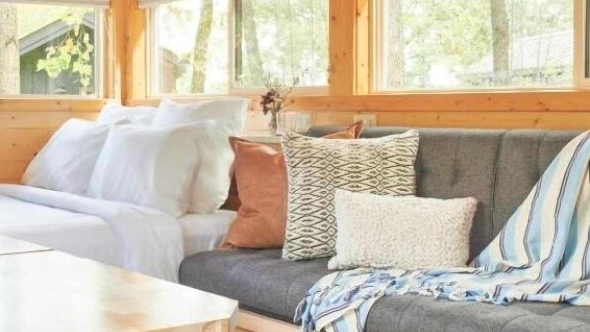 Kingston Cabin | Your Home Away From Home! Pets Allowed, Free Parking, Near Loughran Park