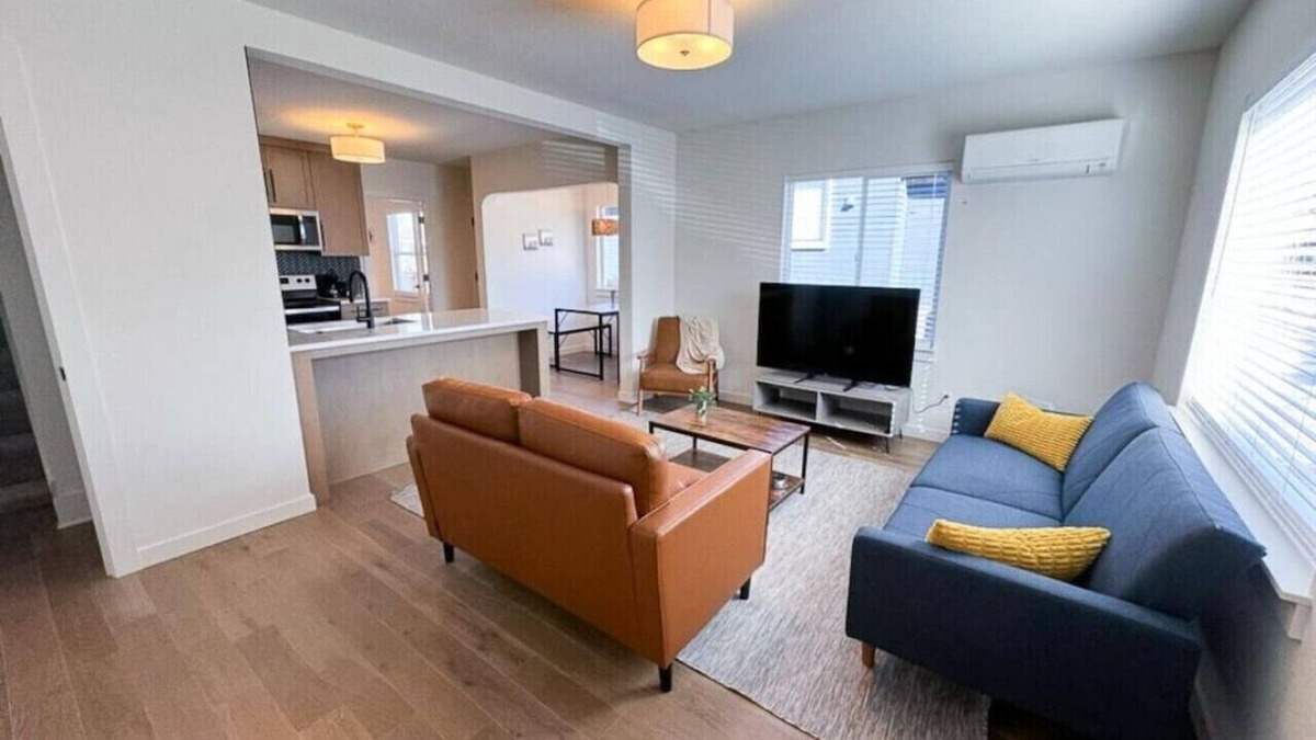Overlook Apartment | Your home away from home near Pittock Mansion!