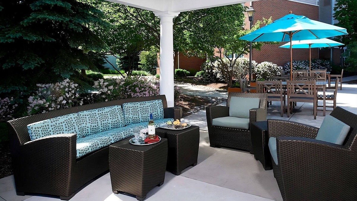 Waukegan Apartment | Your Home Away From Home! Outdoor Pool, Pets Allowed, Near Lindholm Park!