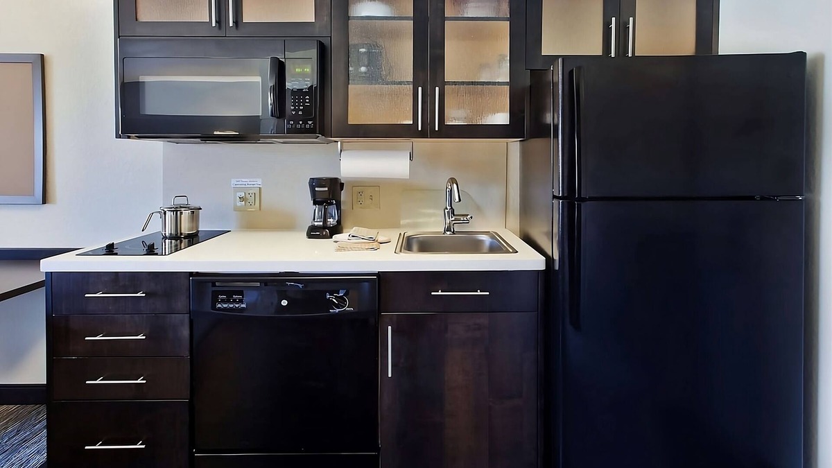 Horsham House | Your Home Away From Home! Free Parking, Pets Allowed, Near Speed Raceway