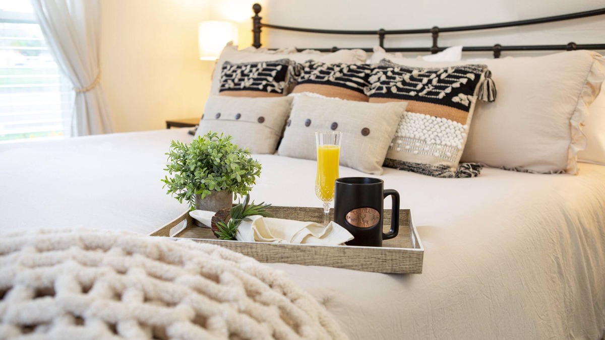 Windsor House | Your Home Away From Home~nDowntown Windsor