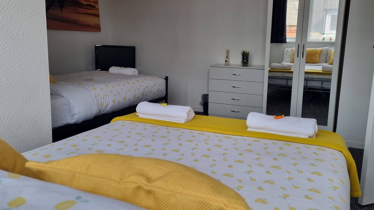 Leeds House | Your Home away from Home. 27HS