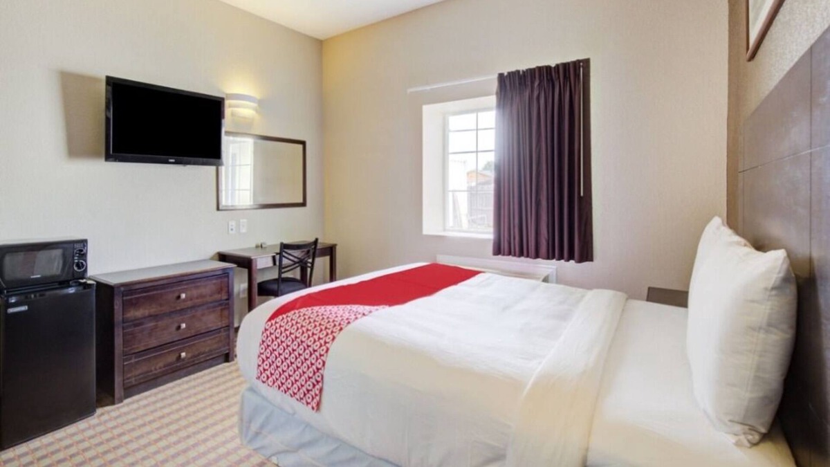 Dilley House | Your Home Away From Home! Near Dilley City Park! Free Breakfast with Parking!
