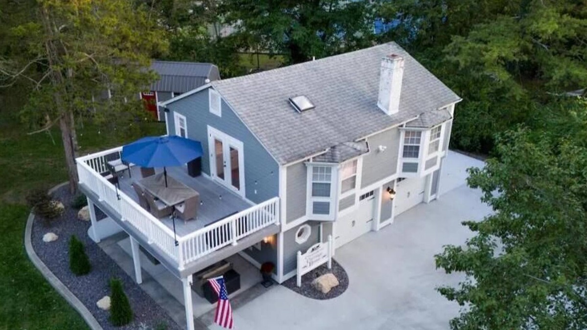 Farmington House | Your home away from home in downtown, historic Farmington!