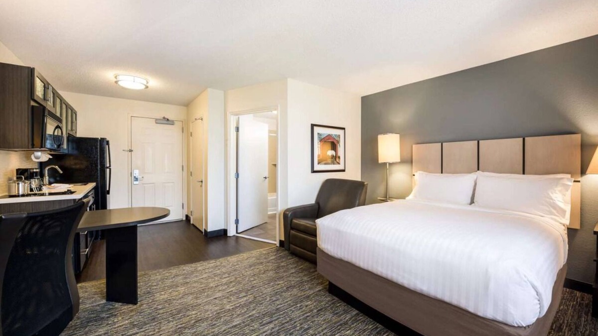 Linthicum Heights Resort | Your Home Base for Exploring Charm City! Fully-equipped Kitchen, Pets Allowed!