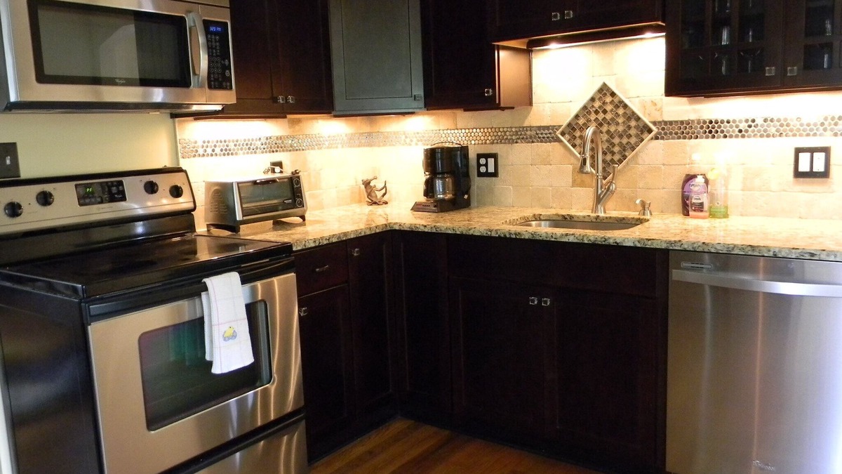 Woodland Hills House | Your homebase for Louisville area attractions. Quiet, comfortable and convenient