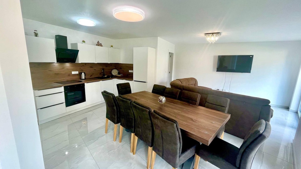 Ljubljana Villa | Your Ideal Getaway 4-Bedroom Home, Peaceful Haven Near City Center with a garden