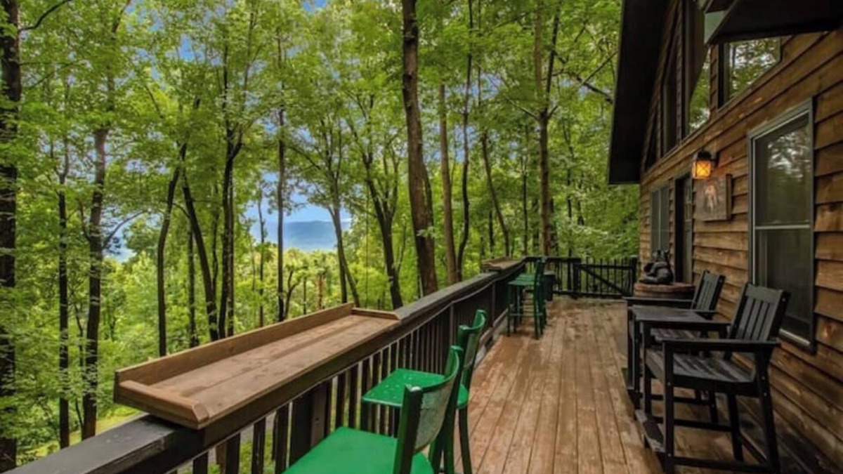 Lynn Cabin | Your ideal mountain cabin retreat with a hot tub and firepit!