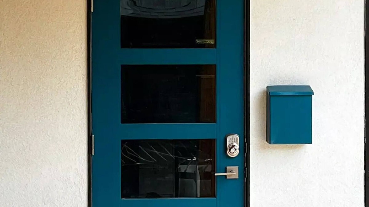 Kensington Apartment | Your Kensington Home for Stampede or Folk Fest! Sleeps 6.