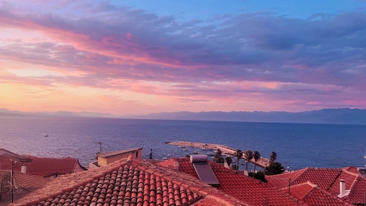 Koroni House | Your Koroni Escape Starts Here: Central Apartment near Zaga Beach and Tavernas.