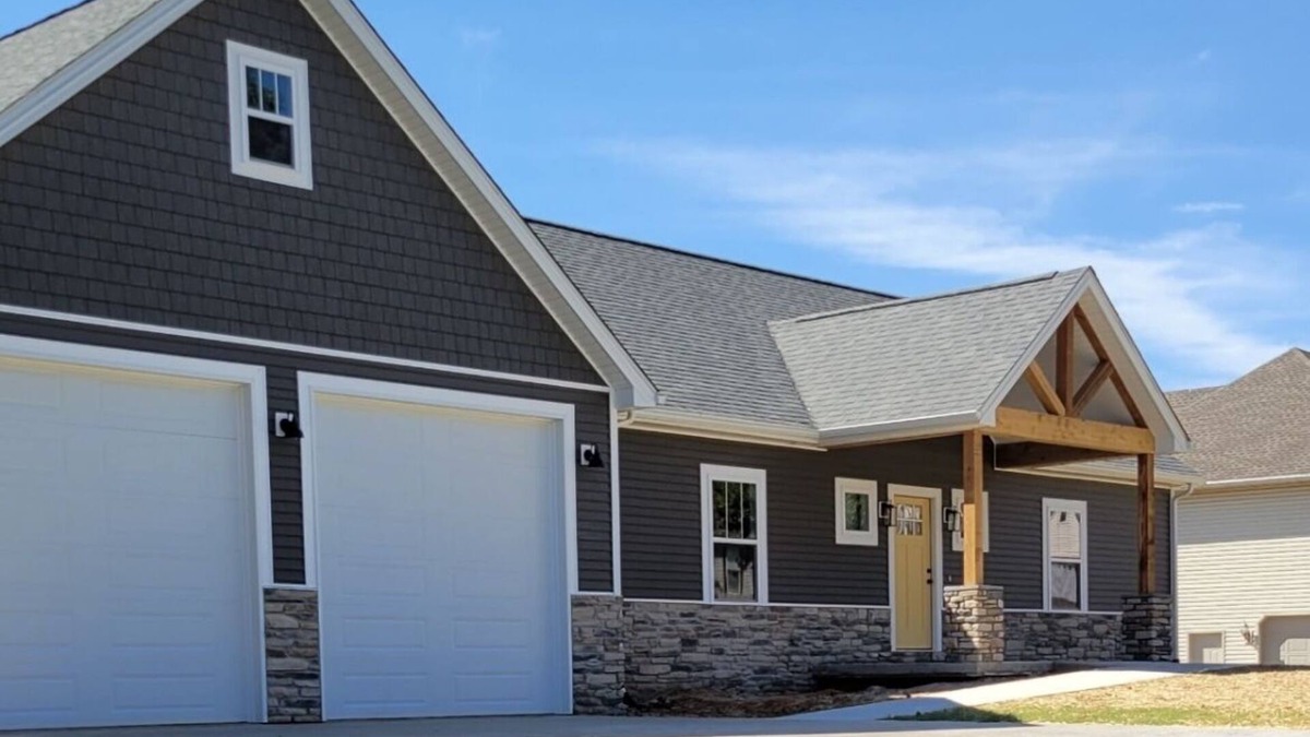 Bronston House | YOUR LAKE ESCAPE AWAITS.walk to Boat Ramp.sleeps 12, with plenty of parking