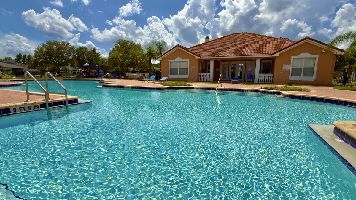 Crystal Cove House | Your Lakeview Getaway in Crystal Cove – Sunsets, Comfort & Great Location