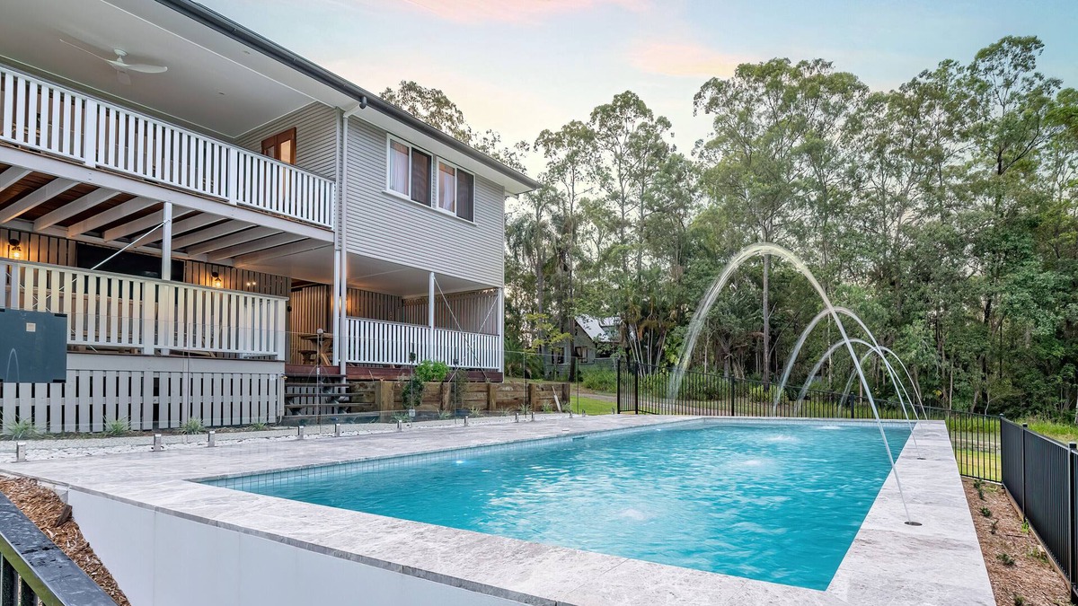 Glass House Mountains House | Your luxury retreat, tucked beneath the Glass House Mountains.