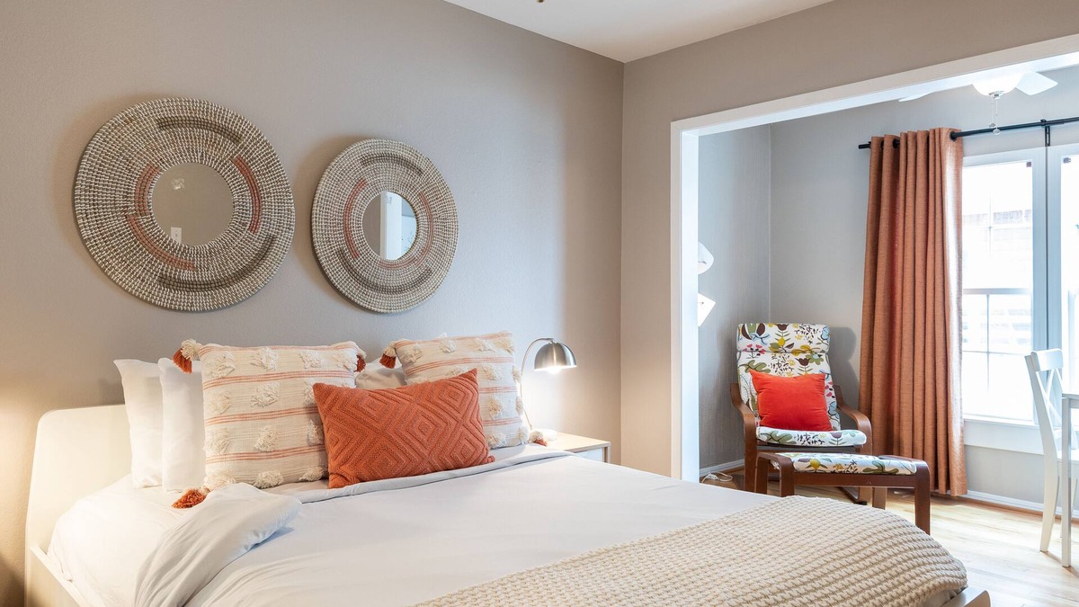 Neartown House | Your Montrose Collective! Sleeps 26/13BR/8.5BA/7PA