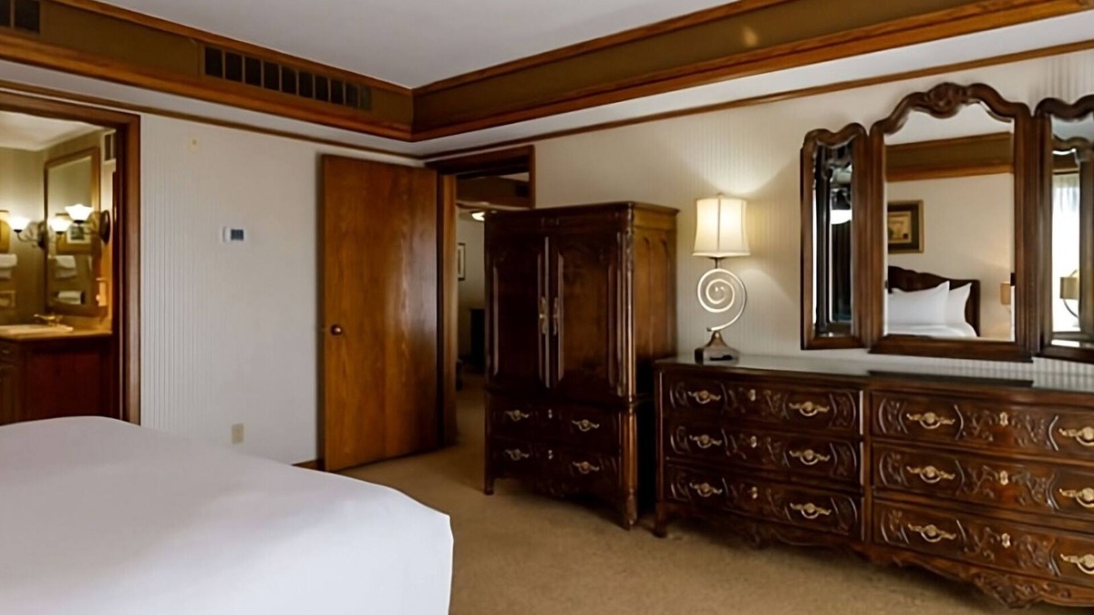 Elko Hotel | Your Oasis in Elko, Nevada! 2 Comfortable Units, Swimming Pool, Pets Allowed!