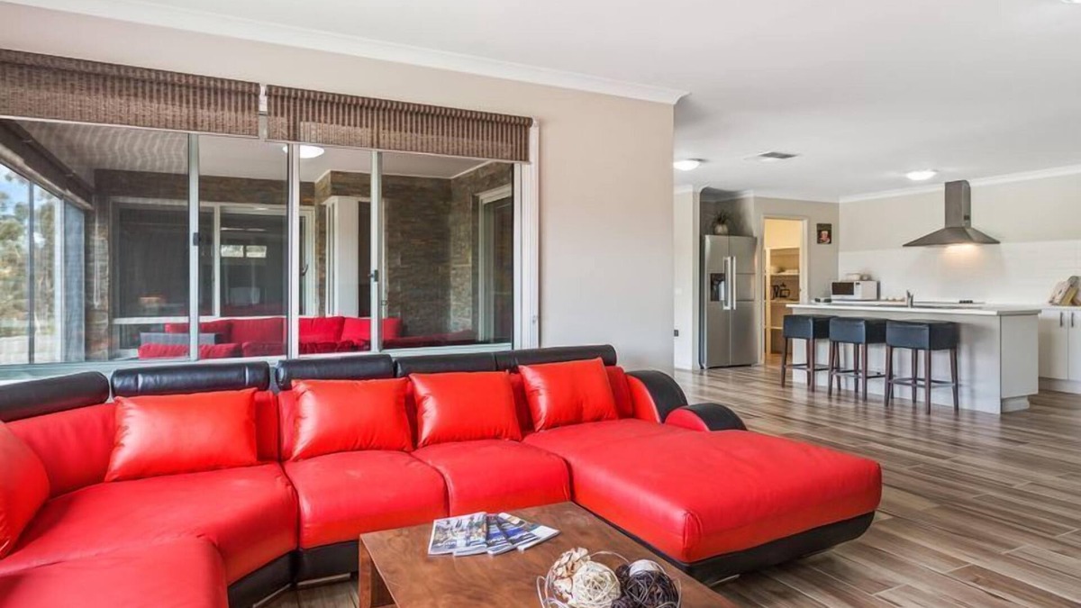 Bulla House | Your Own Place, your Own Space, 5 min to the Airport! Sleeps 12