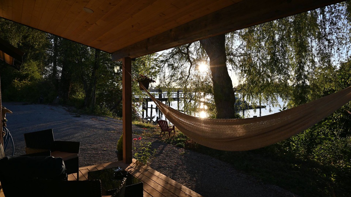 Langley Cottage | Your own private cottage on the mighty Fraser River!