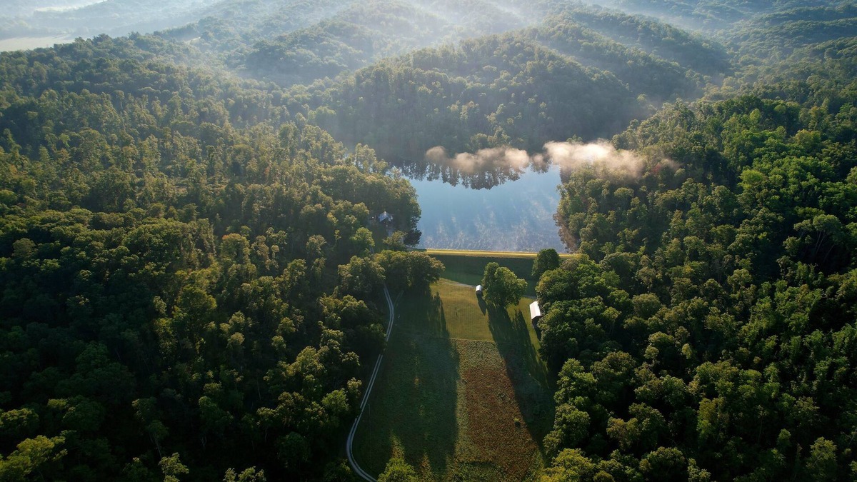 Gnaw Bone Cabin | YOUR OWN PRIVATE 12 ACRE LAKE, 80 ACRES, HOT TUB & GAME BARN