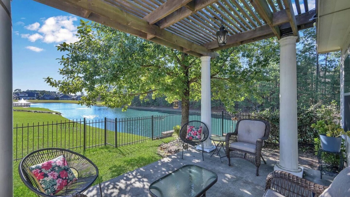 Conroe House | Your peaceable kingdom on the lake in Conroe Texas