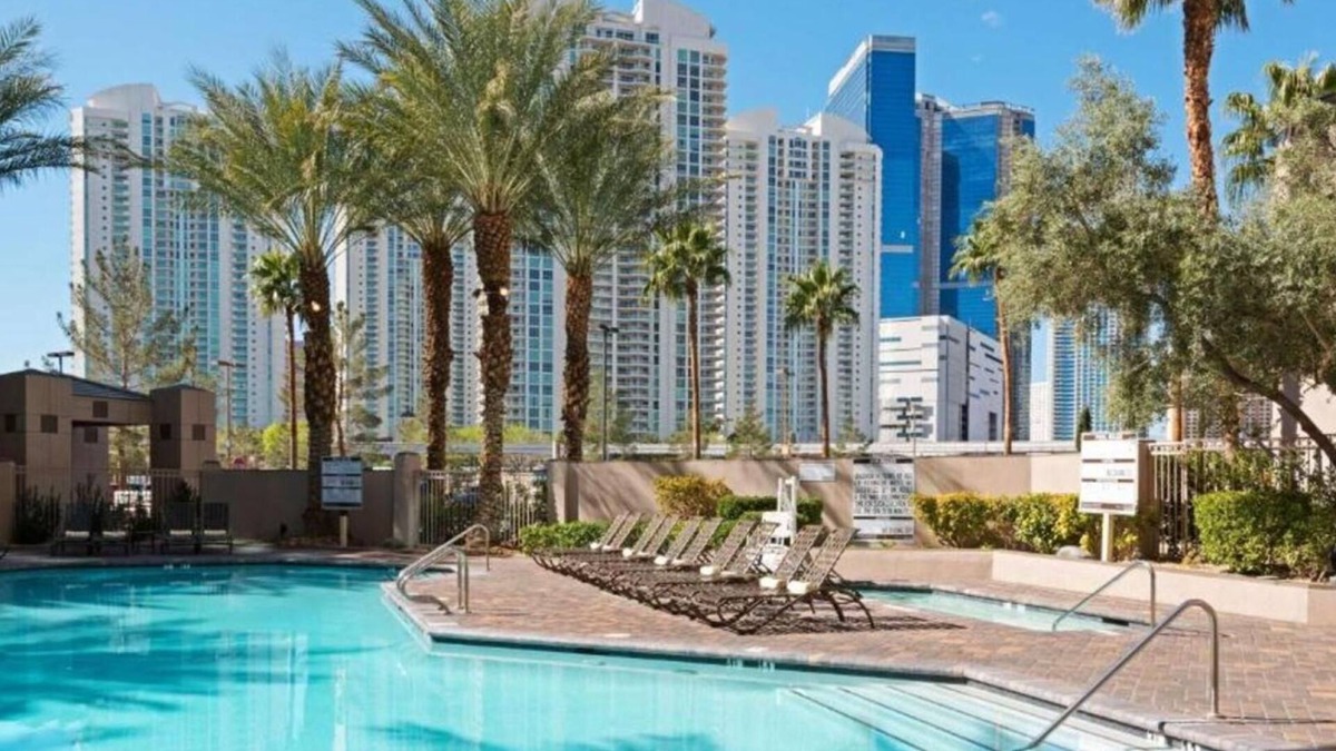 Las Vegas Resort | Your Peaceful Vegas Oasis, Paradise- Hilton Studio Steps from Strip- Huge Pool