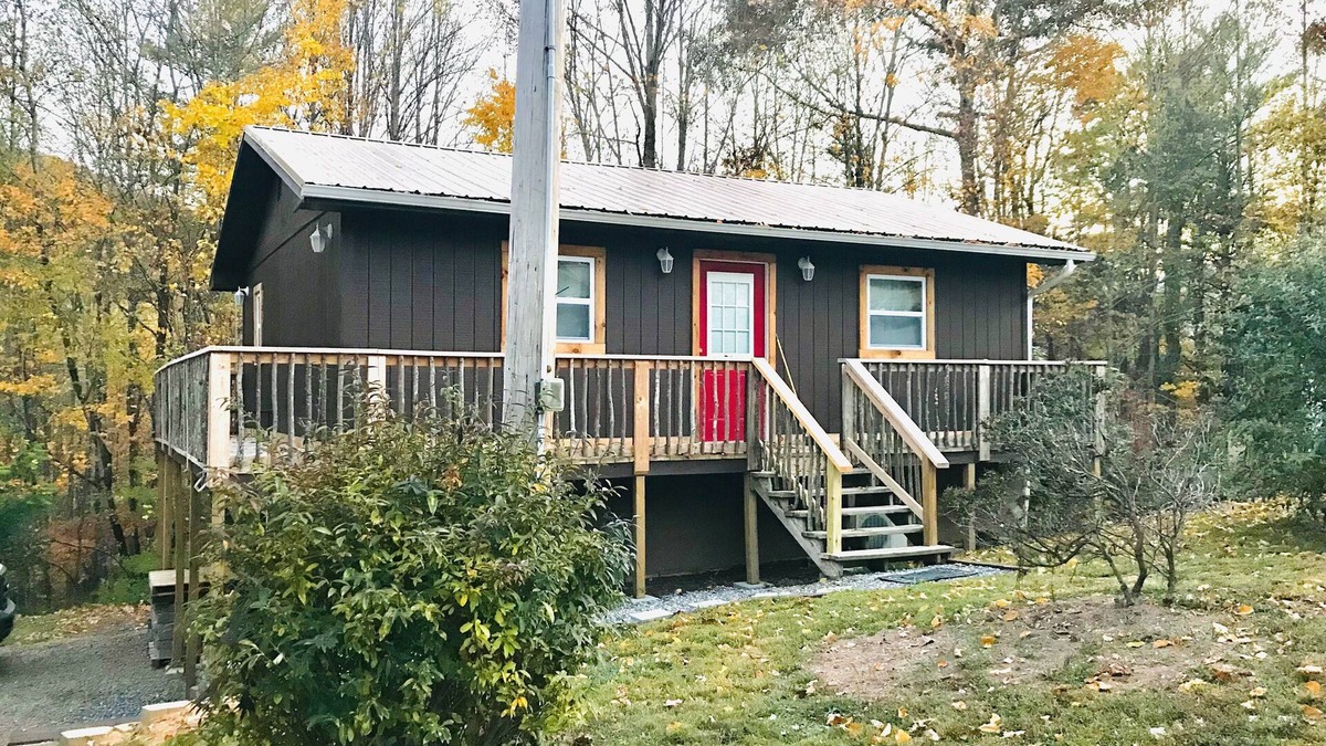 Waynesville Cabin | Your perfect family getaway to the mountains! Country cabin with Wi-Fi.