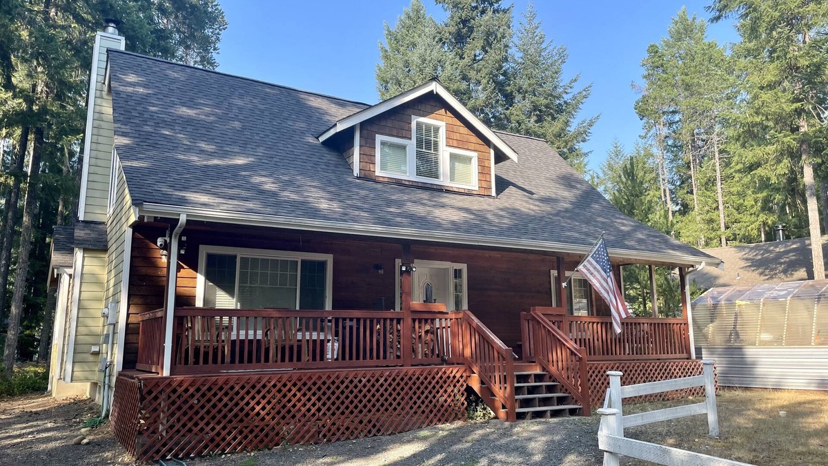 Hoodsport House | Your perfect lake getaway awaits at Cutthroat Lodge!