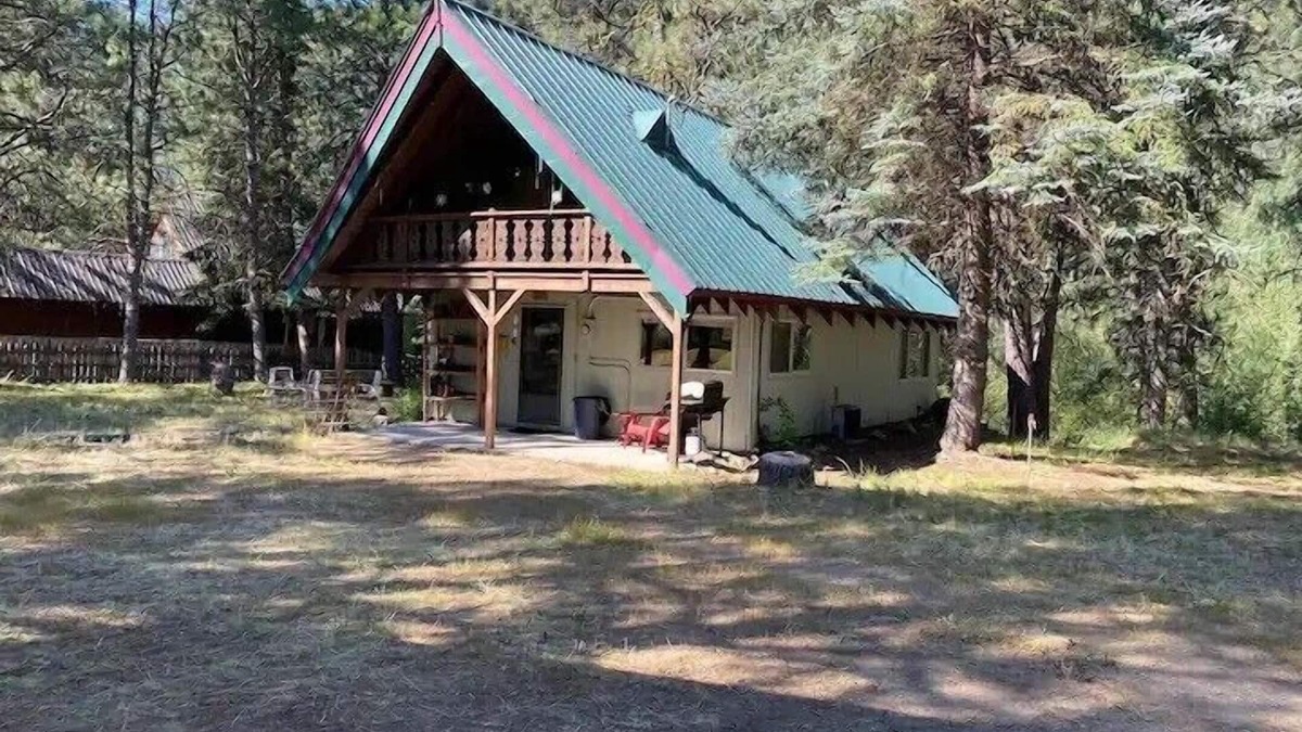 Garden Valley Cabin | Your perfect little Alpine looking-get-a-way!