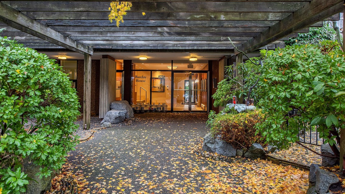West End Apartment | Your Perfect Westend location - 5 min from beach or Stanley Park