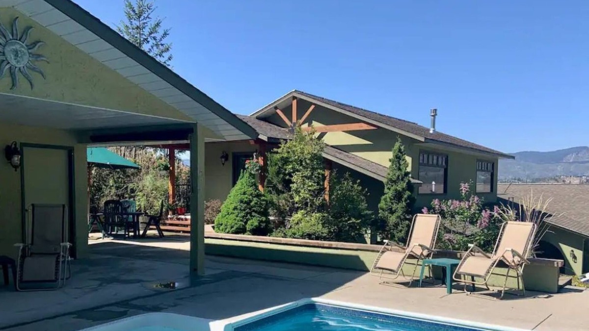 Central Okanagan Apartment | Your private pool & hot tub awaits/Perfect getaway for families & friendsnnnnn