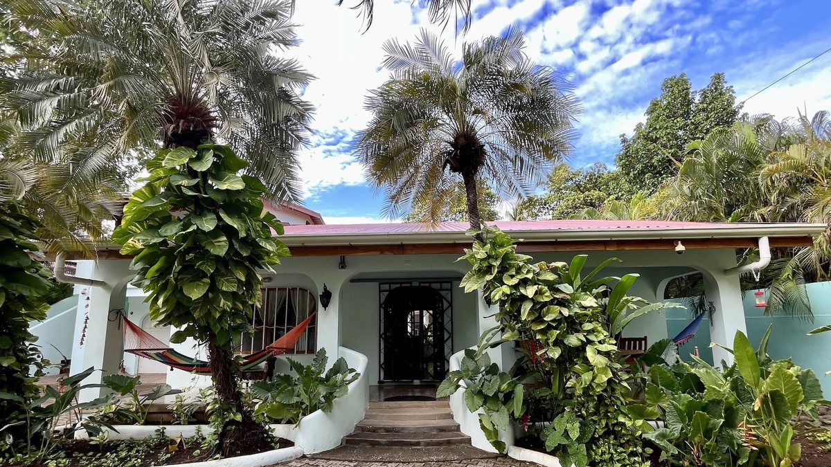 Playa Langosta House | Your Private Tropical Oasis for 6, with pool and only 100 yards to the Beach! nn