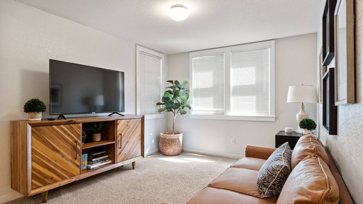 Sacramento Apartment | Your Sacramento Escape:2BR Gem w/Laundry &Netflix