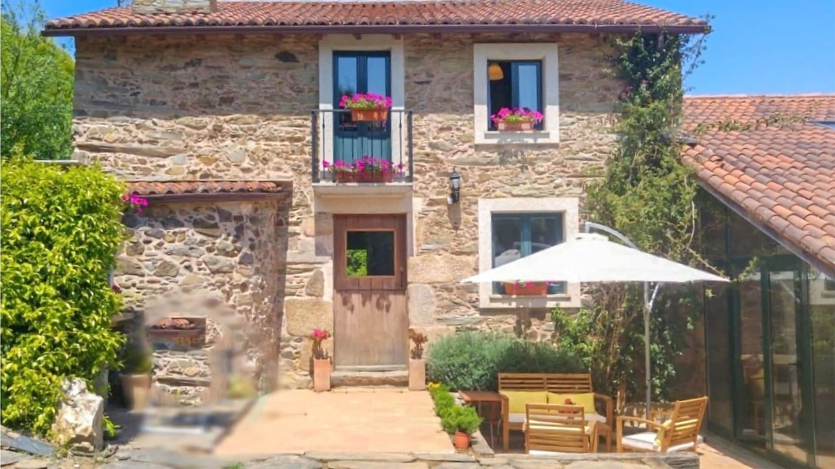 Abegondo House | Your traditional stone house, with cozy garden, in rural surroundings in Galicia.