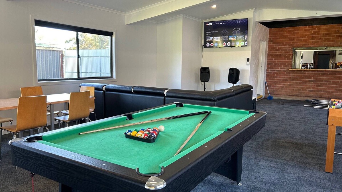 St James House | Your Very Own BYO Pub near Yarrawonga, Sleeps 25, Ideal for Group Bookings