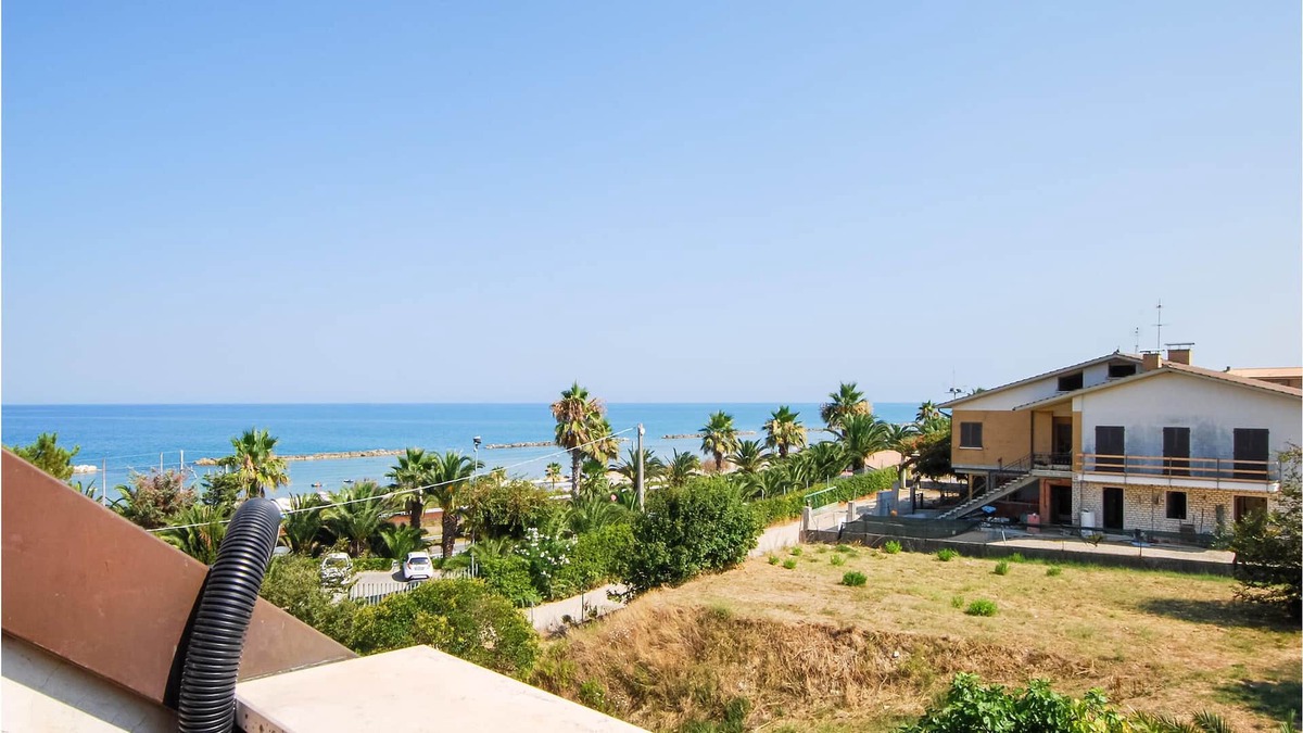 Campofilone Apartment | Your view of the beach, the sea and the palm trees ? here you have arrived on vacation!