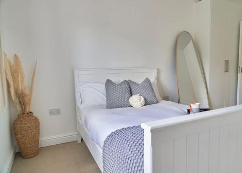 Wokingham Apartment | Your Wokingham Hideaway, Charming 2-Bed Flat with En-Suite, Free Wi-Fi and Parking & Sleeps 4