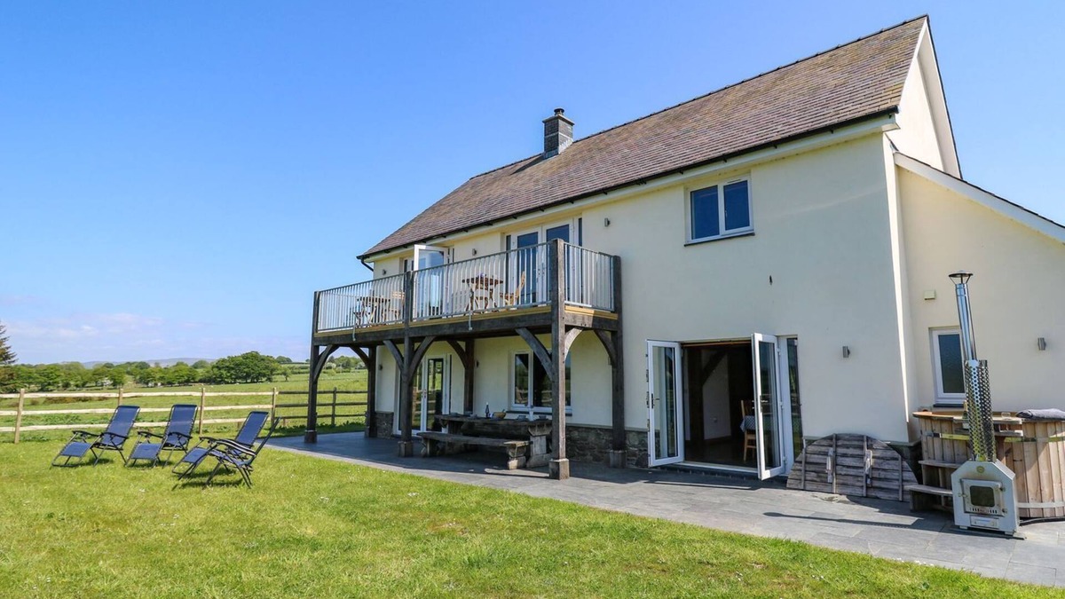 Bontnewydd House | YR ADFA, pet friendly, luxury holiday cottage in Tregaron