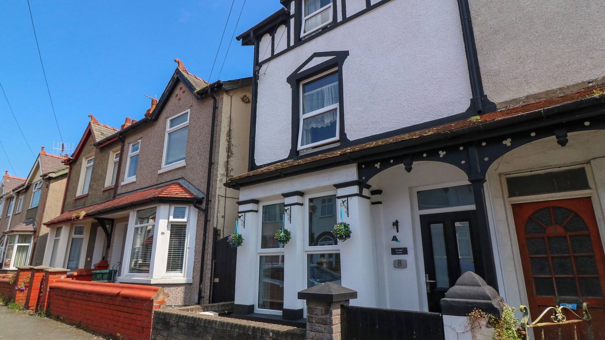 Llandudno Junction Cottage | YR ANGOR (THE ANCHOR), pet friendly in Llandudno Junction