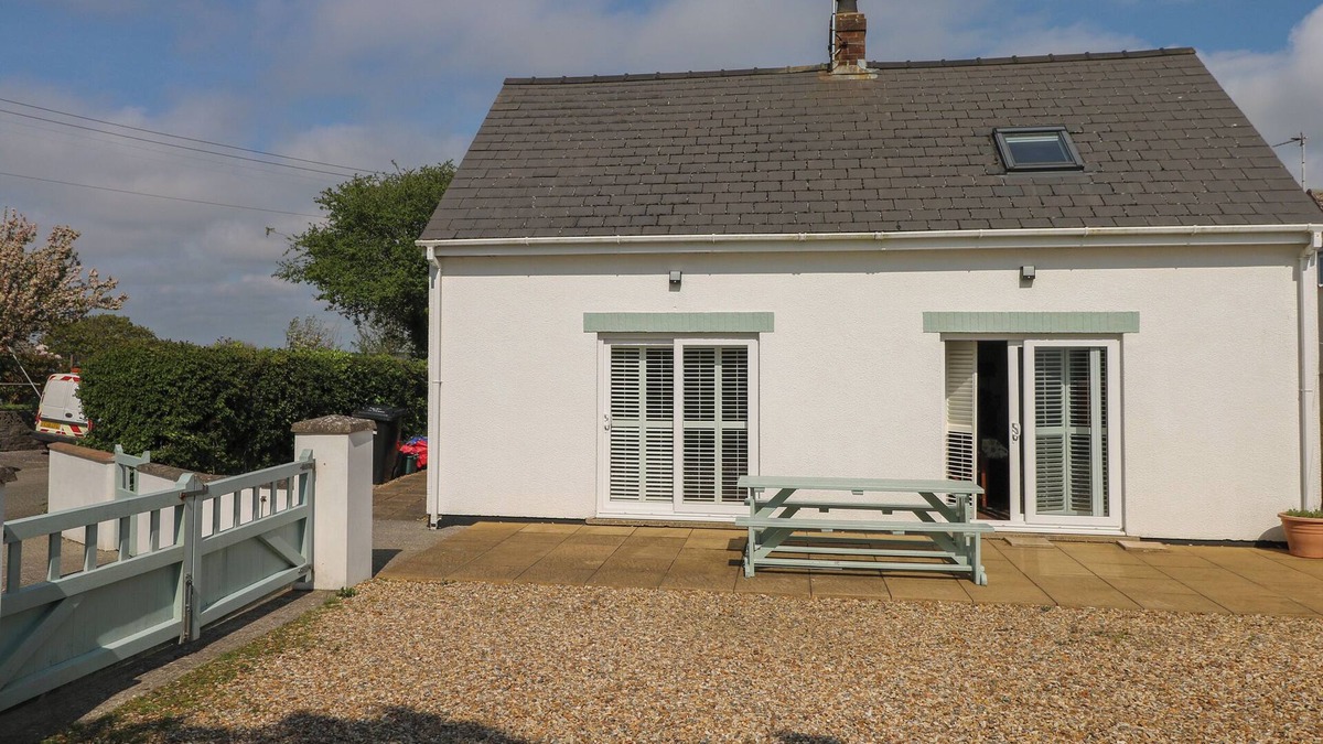 St Ishmaels Cottage | YR HEN ARDD, pet friendly, with a garden in Milford Haven
