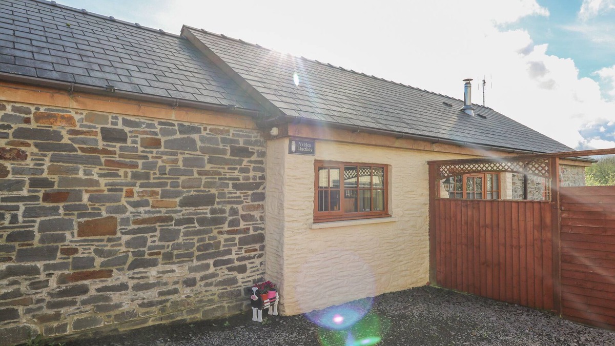 Newcastle Emlyn Cottage | YR HEN LLAETHDY, pet friendly, with hot tub in Newcastle Emlyn