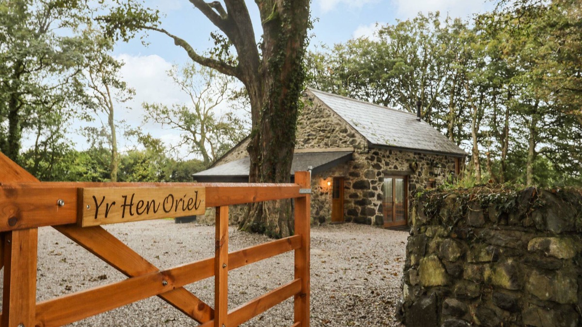 Llanrug Cottage | YR HEN ORIEL, family friendly, character holiday cottage in Llanrug