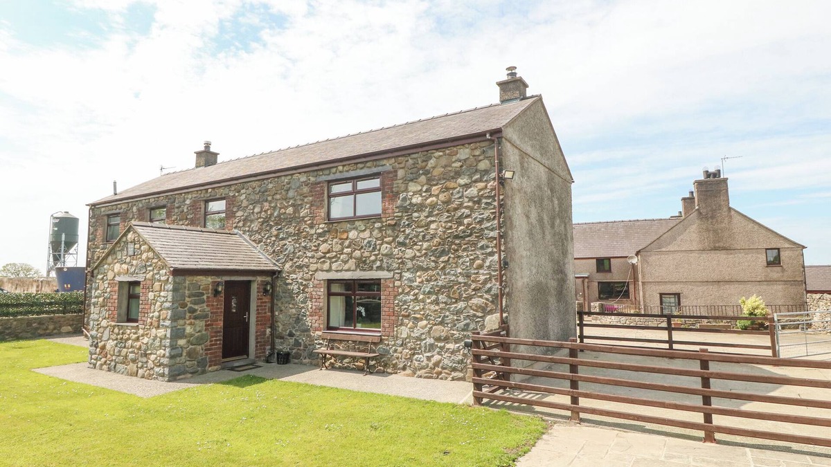 Dinas Cottage | YR HEN STABL, family friendly, with open fire in Bontnewydd, Gwynedd
